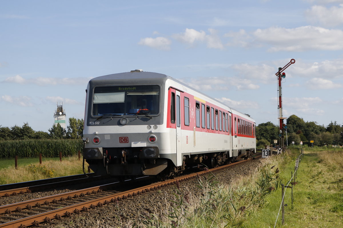 928 512 auf dem Weg nach Bredstedt am 14. August 2017 bei Risum-Lindholm.