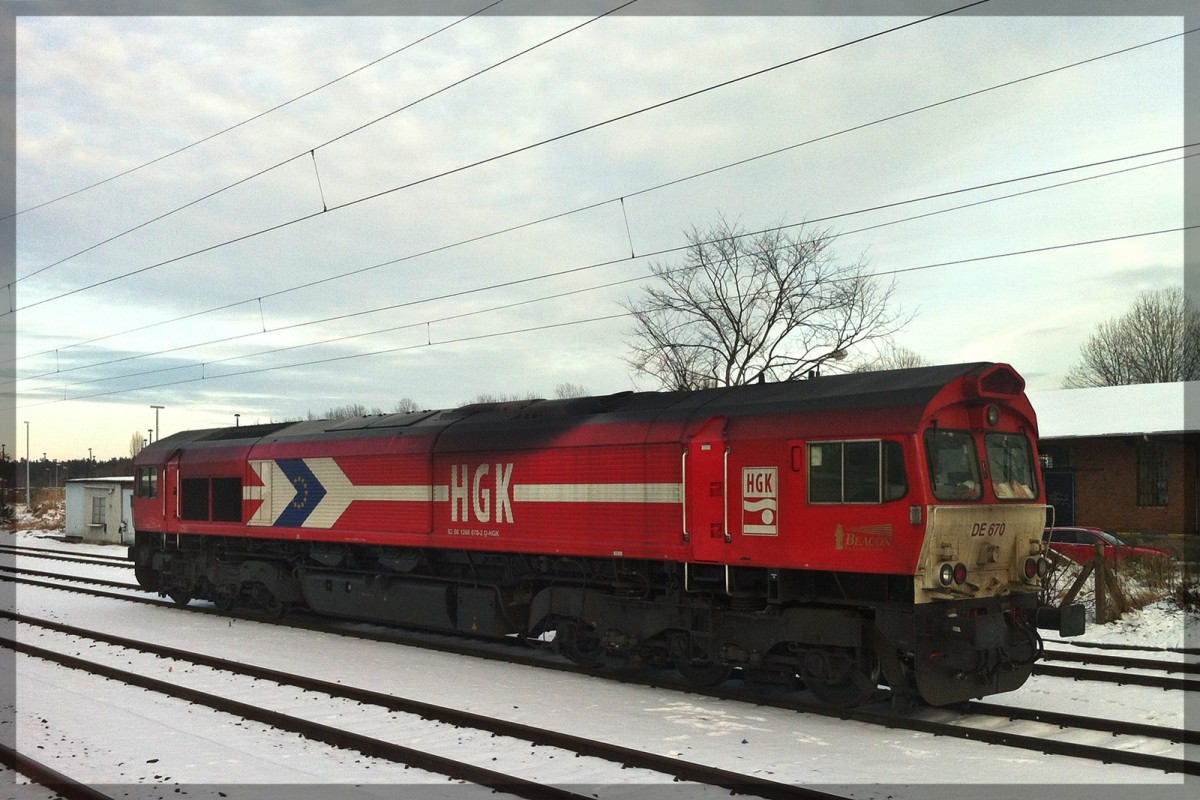 Am 21.01.2013 stand in Neustrelitz Hbf die HGK 266 070  DE 670 .
