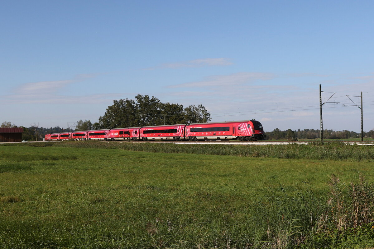 Der  100 Jahre �BB-Railjet  pendelte am 18. September zwischen Salzburg und M�nchen. Das Bild entstand bei Weisham, zwischen Prien und Bernau.