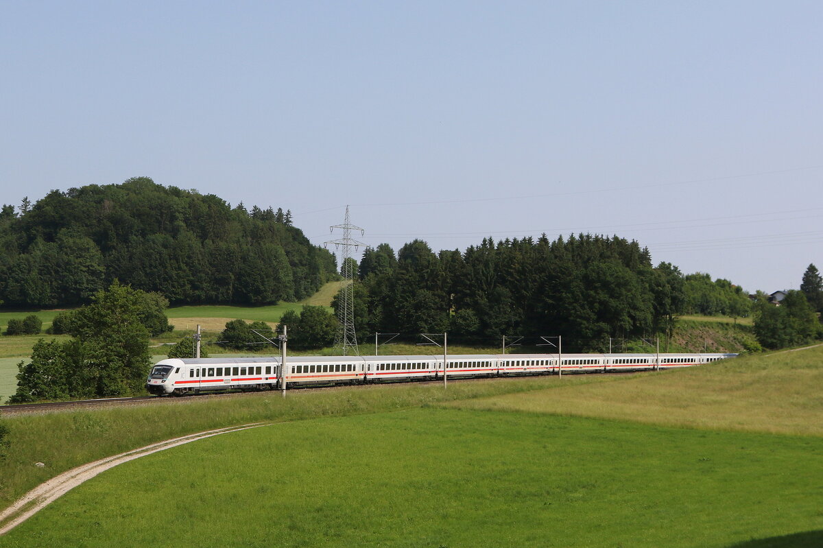 Der  IC K�nigssee  kam diesmal mit Steuerwagen voraus aus Freilassing. Am Zugende befand sich 101 069. Aufgenommen am 10. Juni 2025 bei Vachendorf.
