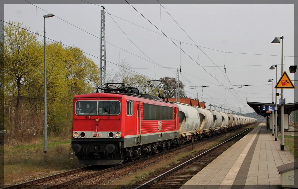Die 155 124 der MEG in Neustrelitz HBF auf dem Weg in Richtung Berlin am 25.04.2015