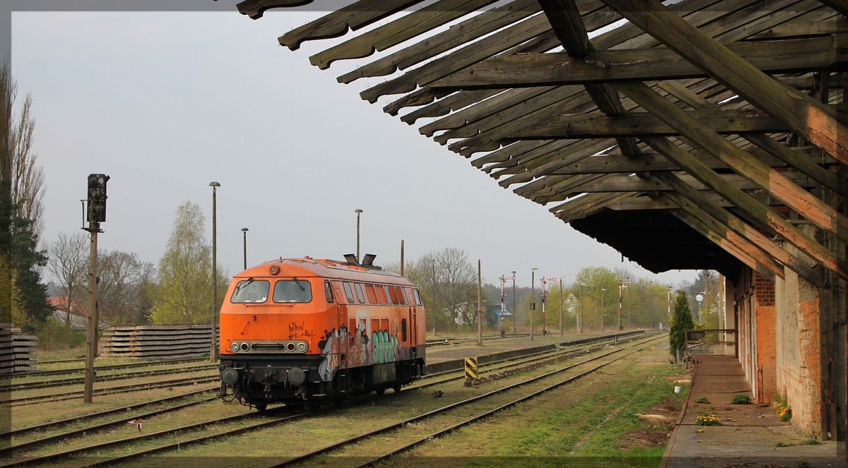 Die 225 099 (Lok 17) der BBL in Neustrelitz bei einer Pause am 25.04.2015