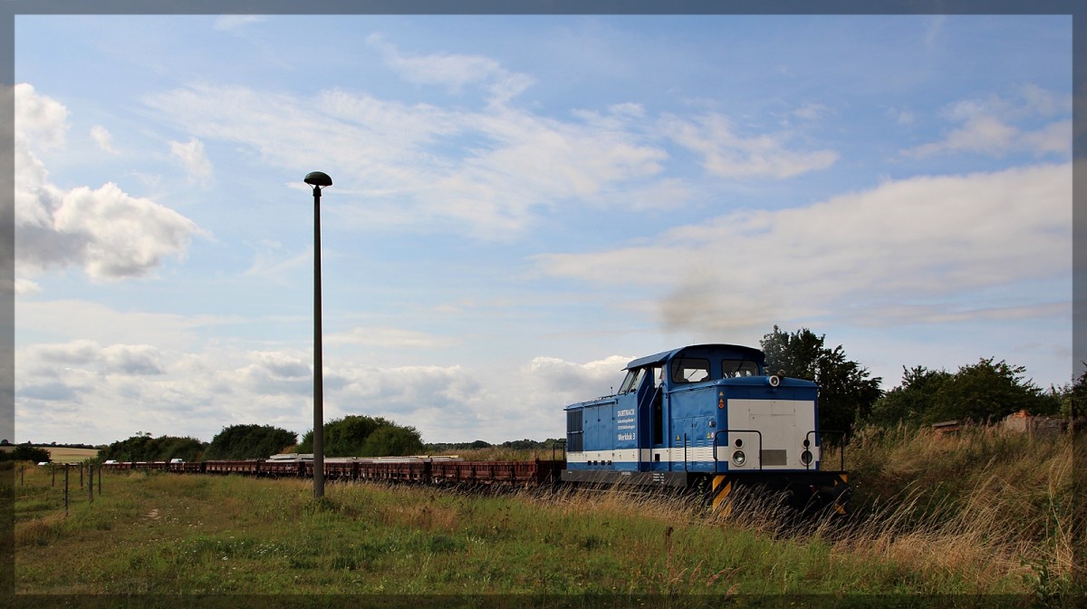 Die ehemalige 345 970-8 ( 345 221-6 ) jetzt als Werklok 3 des Durtrack Betonwerkes in Möllenhagen bei Rangierarbeiten am 26.08.2015