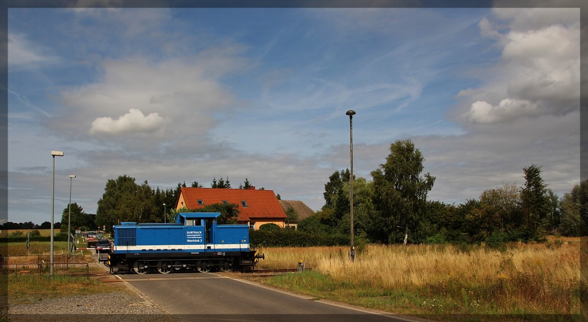 Die ehemalige 345 970-8 ( 345 221-6 ) jetzt als Werklok 3 des Durtrack Betonwerkes in Möllenhagen bei Rangierarbeiten am 26.08.2015