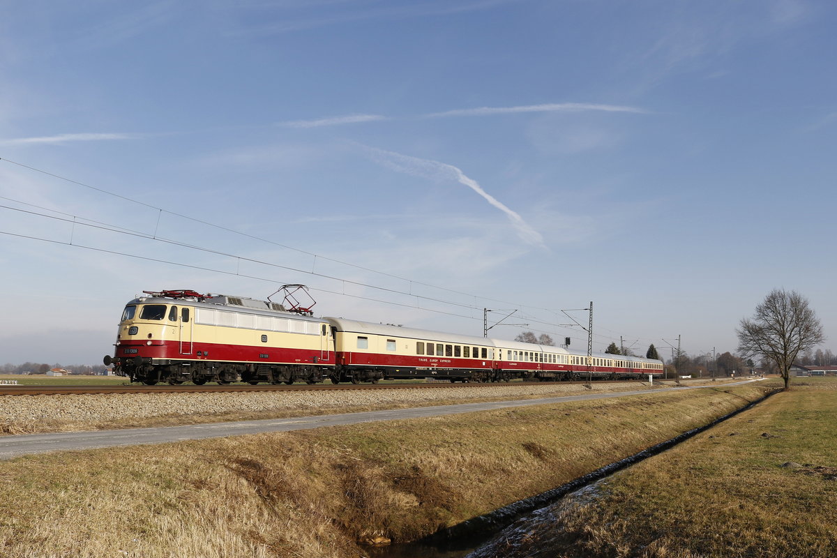E10 1309 mit dem  AKE-Rheingold  auf der R�ckreise vom W�rthersee nach K�ln. Aufgenommen am 2. Januar 2017 bei �bersee am Chiemsee.