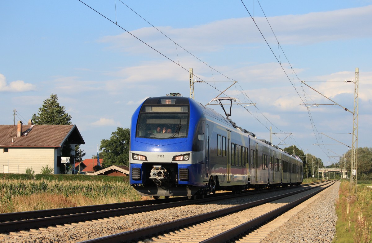 ET 302 mit winkendem Lokf�hrer am 11. August 2013 bei �bersee am Chiemsee.