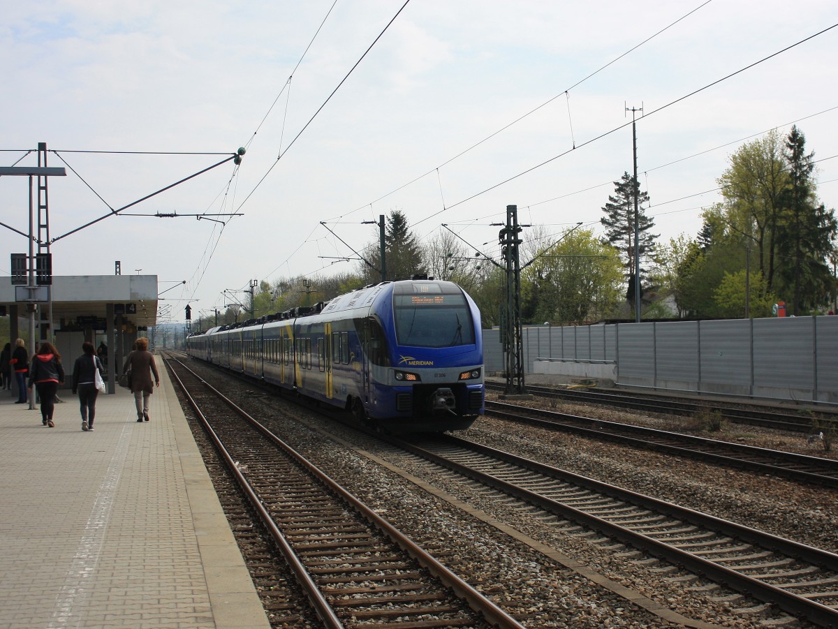 ET 306 durchf�hrt am 12. April 2014 auf dem Weg nach M�nchen den Bahnhof von Zorneding.