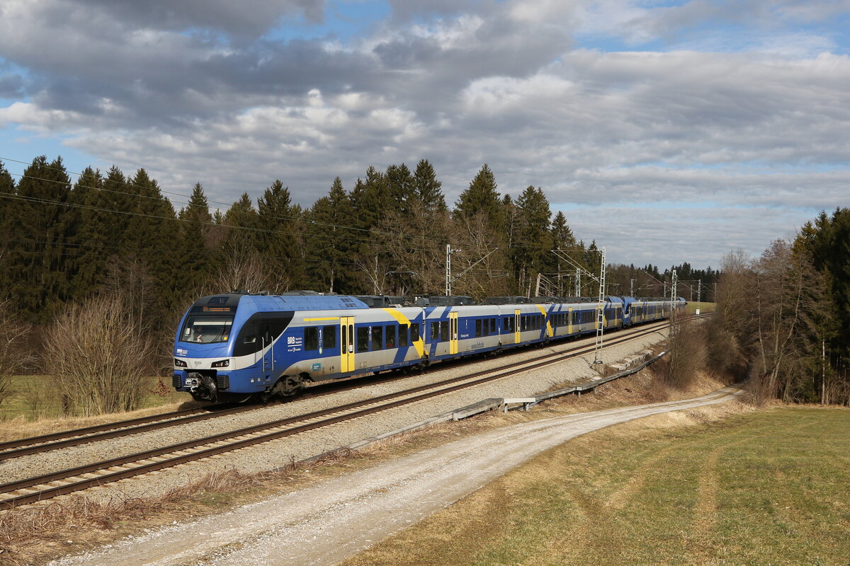 ET 314 auf dem Weg nach M�nchen am 14. Februar 2022 bei Grabenst�tt im Chiemgau.