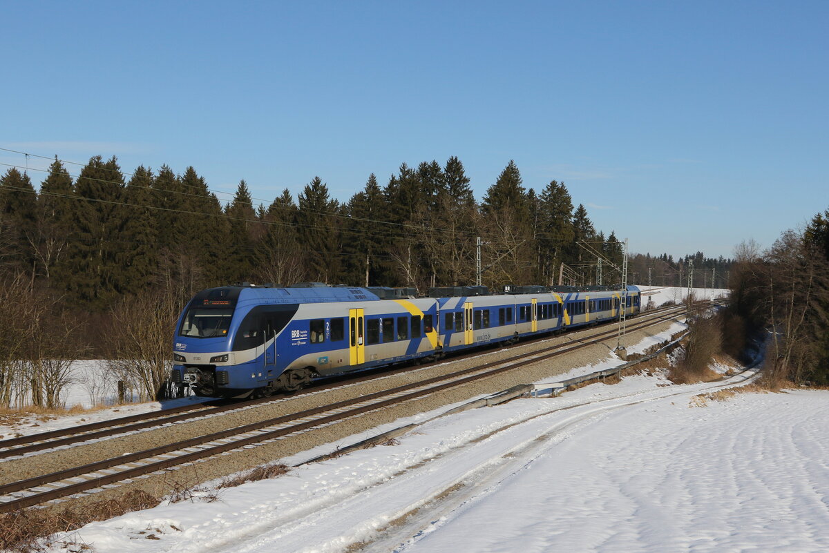 ET 323 aus Salzburg kommend am 26. Januar 2022 bei Grabenst�tt im Chiemgau.