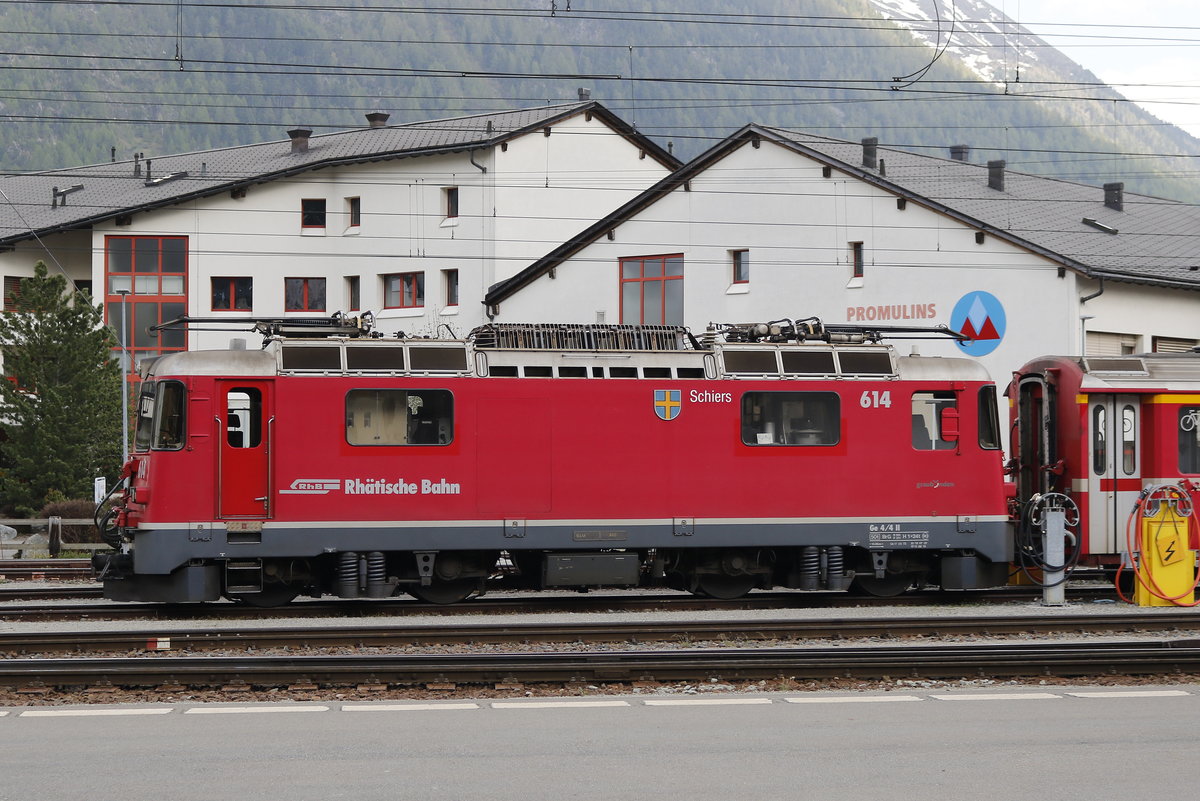 Ge 4/4 II 614 war am 7. Juni 2019 im Bahnhof von Samedan abgestellt.