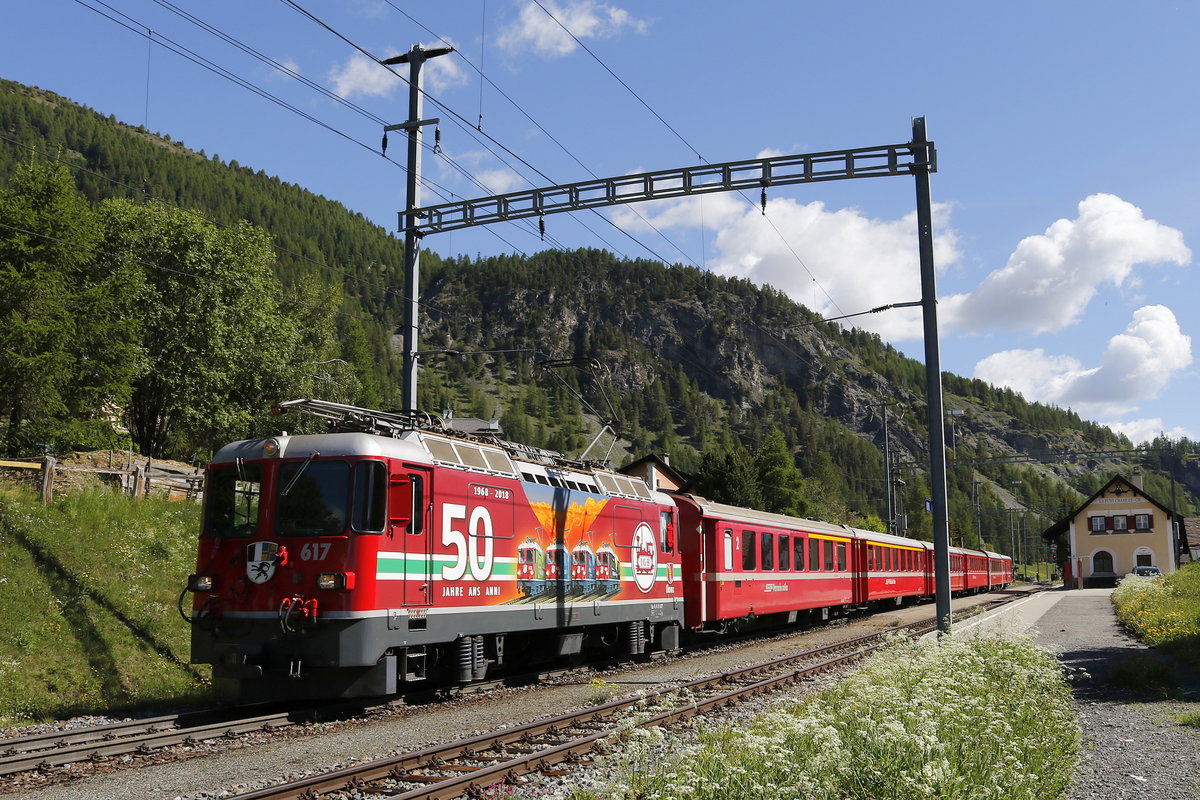 Ge 4/4 II 617  50 Jahre LGB  wenig sp�ter am 10. Juni 2018 bei der Ausfahrt aus dem Bahnhof von  La Punt Chamues .