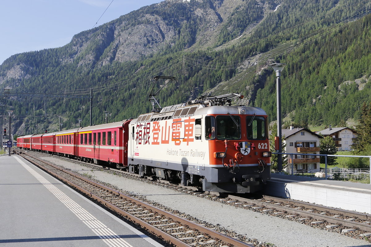 Ge 4/4 II 622  Arosa  wirbt f�r die Japanische Partnerbahn  Hakone Tozan Railway . Aufgenommen am 8. Juni 2019 bei der Einfahrt in den Bahnhof von  Zernez .