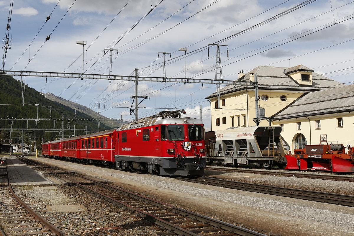 Ge 4/4 II 625  K�blis  bei der Einfahrt in den Bahnhof von  Bever  am 10. Juni 2018.