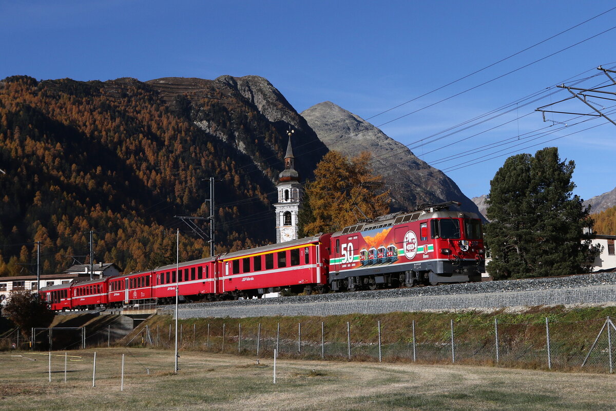 RhB Ge 4/4 II 617  50 Jahre LGB  bei der Ausfahrt aus Bever am 26. Oktober 2021.
