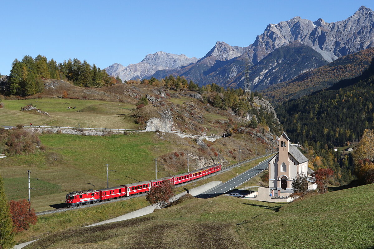 RhB Ge 4/4 II 618  Viafier retica  aus Scuol kommend am 24. Oktober 2021 bei Ardez im Engadin.