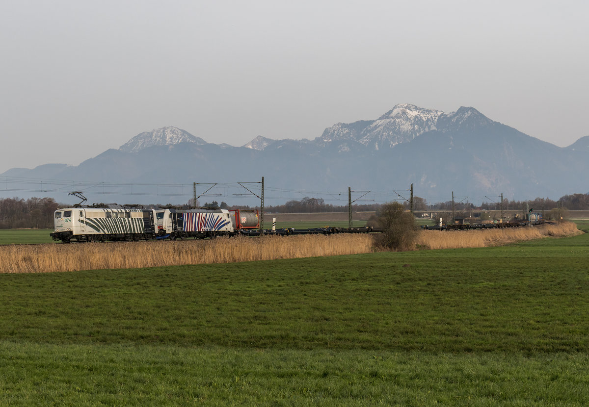 Unser 5.000 Bild zeigt: 151 074 und 186.444 aus Salzburg kommend am 2. April 2016 bei Weisham.