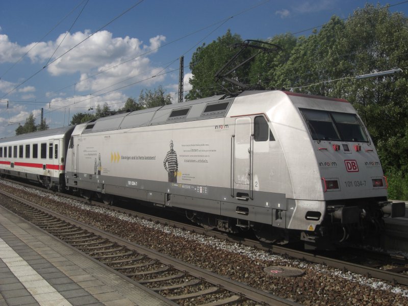 101 034-7  In Form  beim Halt am 3. Juni 2009 im Bahnhof von 
Prien am Chiemsee.