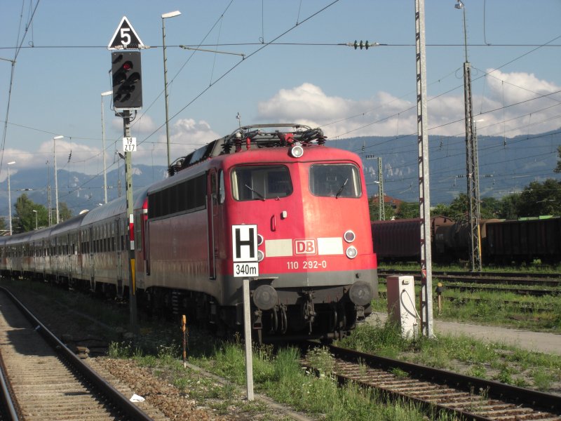 110 292-0 wartet mit angeh�ngten Wagen auf den n�chsten Einsatz.
Aufgenommen im Rosenheimer Bahnhof am 2. August 2008.