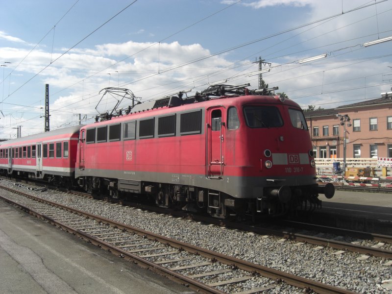 110 316-7 ist soeben aus M�nchen kommend in den Rosenheimer
Bahnhof eingefahren. Das Bild entstand am 26. Juni 2009.