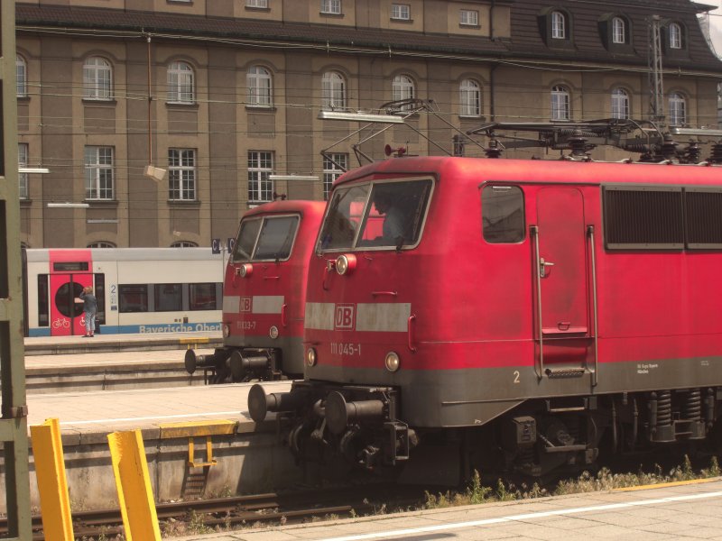 111 045-1 und 111 033-7 hintereinander im Aussenbereich des
M�nchner Hauptbahnhofes am 31. Mai 2009.