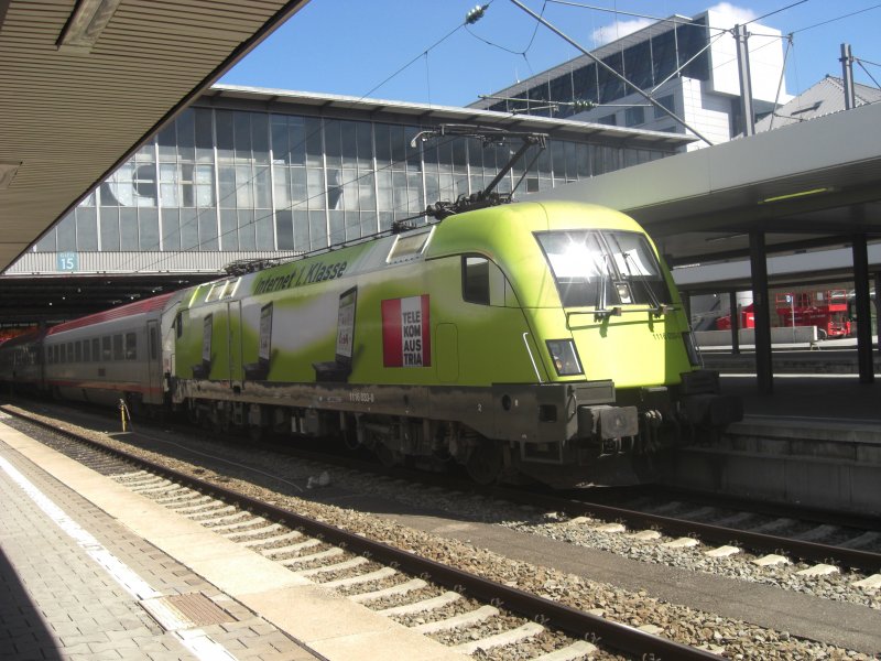 1116 033-0 der  Telekom-Stier  kurz vor der Abfahrt aus dem
M�nchner Hauptbahnhof am 31. Mai 2009.