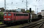 Die 140 537 mit einem G�terzug durch Stralsund am 4.7.2011