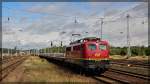 140 003 von EBM mit der 225 094 am Zugschluss bei der Durchfahrt durch den Bahnhof Neustrelitz am 05.09.2015