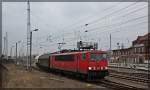 155 151 mit einem 2-Wagen-Zug bei der Durchfahrt in Waren an der Müritz in Richtung Neustrelitz am 10.03.2016