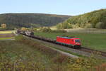 187 082 mit einem gemischten G�terzug am 11. Oktober 2022 bei Harrbach am Main.