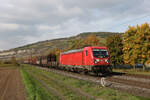 187 158 mit einem gemischten G�terzug am 12. Oktober 2022 bei Th�ngersheim am Main.