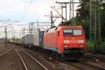 152 087-5 zieht soeben einen Containerzug in den Bahnhof von Hamburg-Harburg ein.